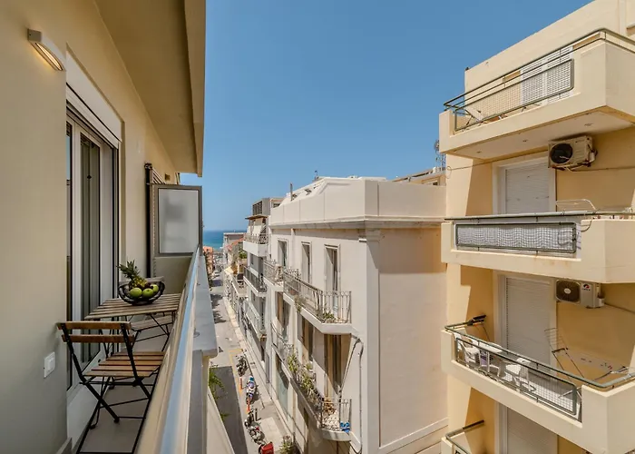 Dreamy 2 Bd Apt In The Heart Of The City By Hospi