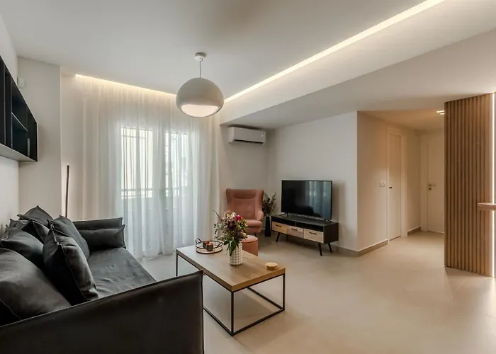 Dreamy 2 Bd Apt In The Heart Of The City By Hospi