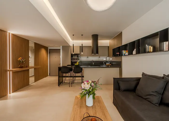 Dreamy 2 Bd Apt In The Heart Of The City By Hospi
