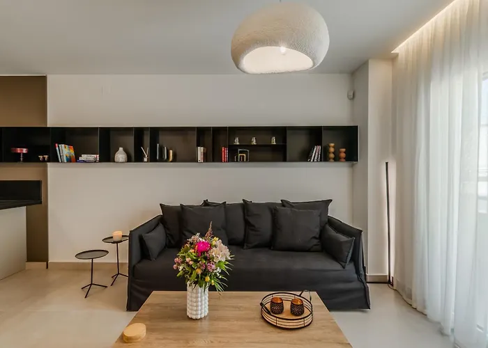 Dreamy 2 Bd Apt In The Heart Of The City By Hospi