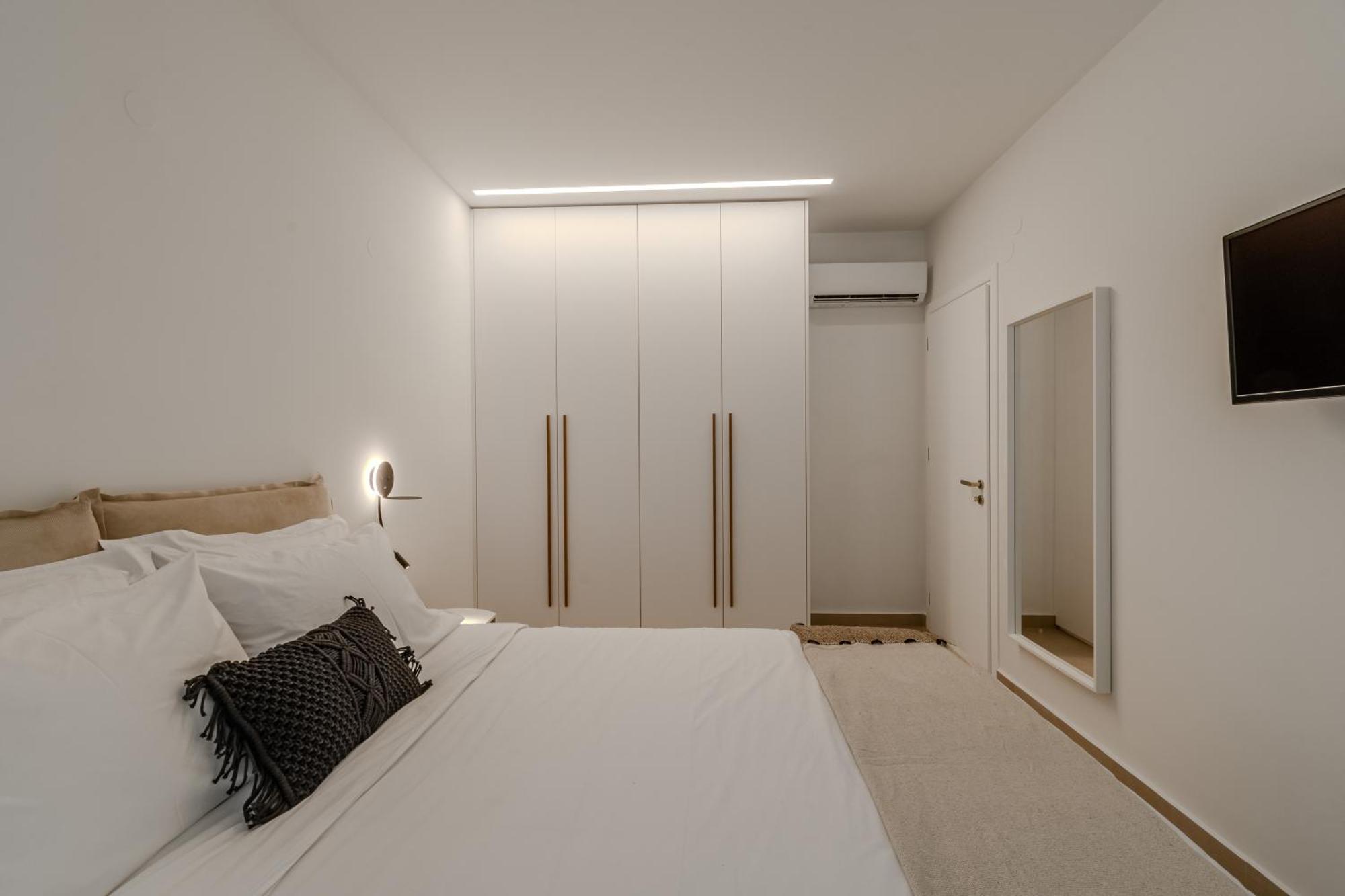 Dreamy 2 Bd In The Heart Of The By Hospi Apartment